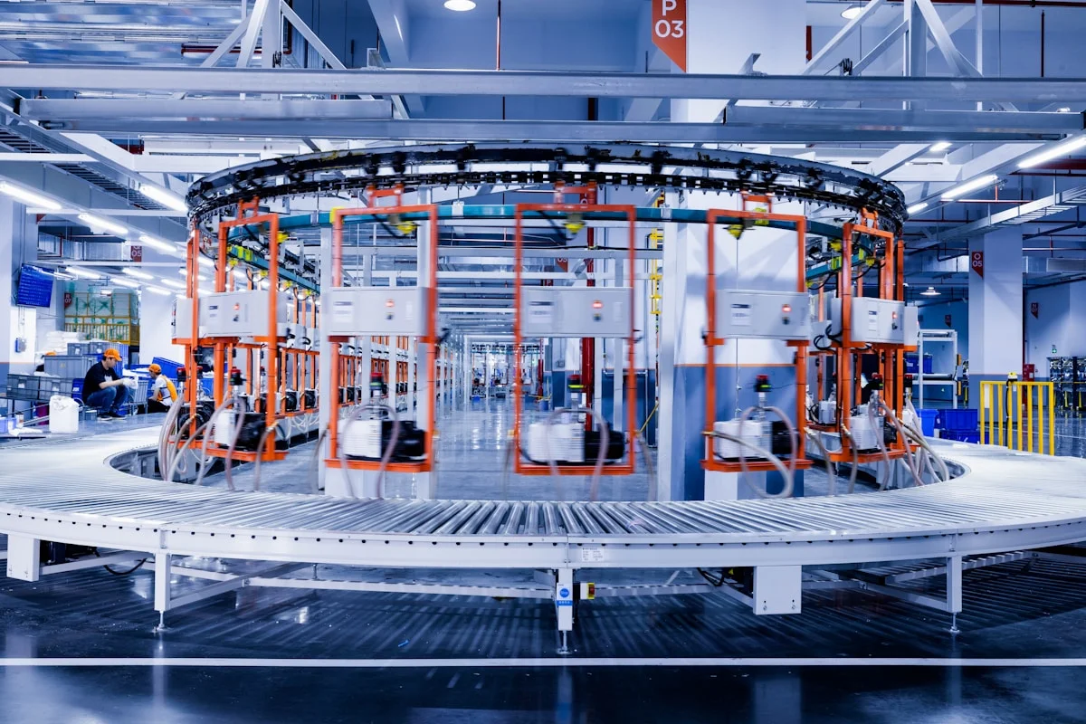 Assembly line and conveyor system in a modern manufacturing facility
